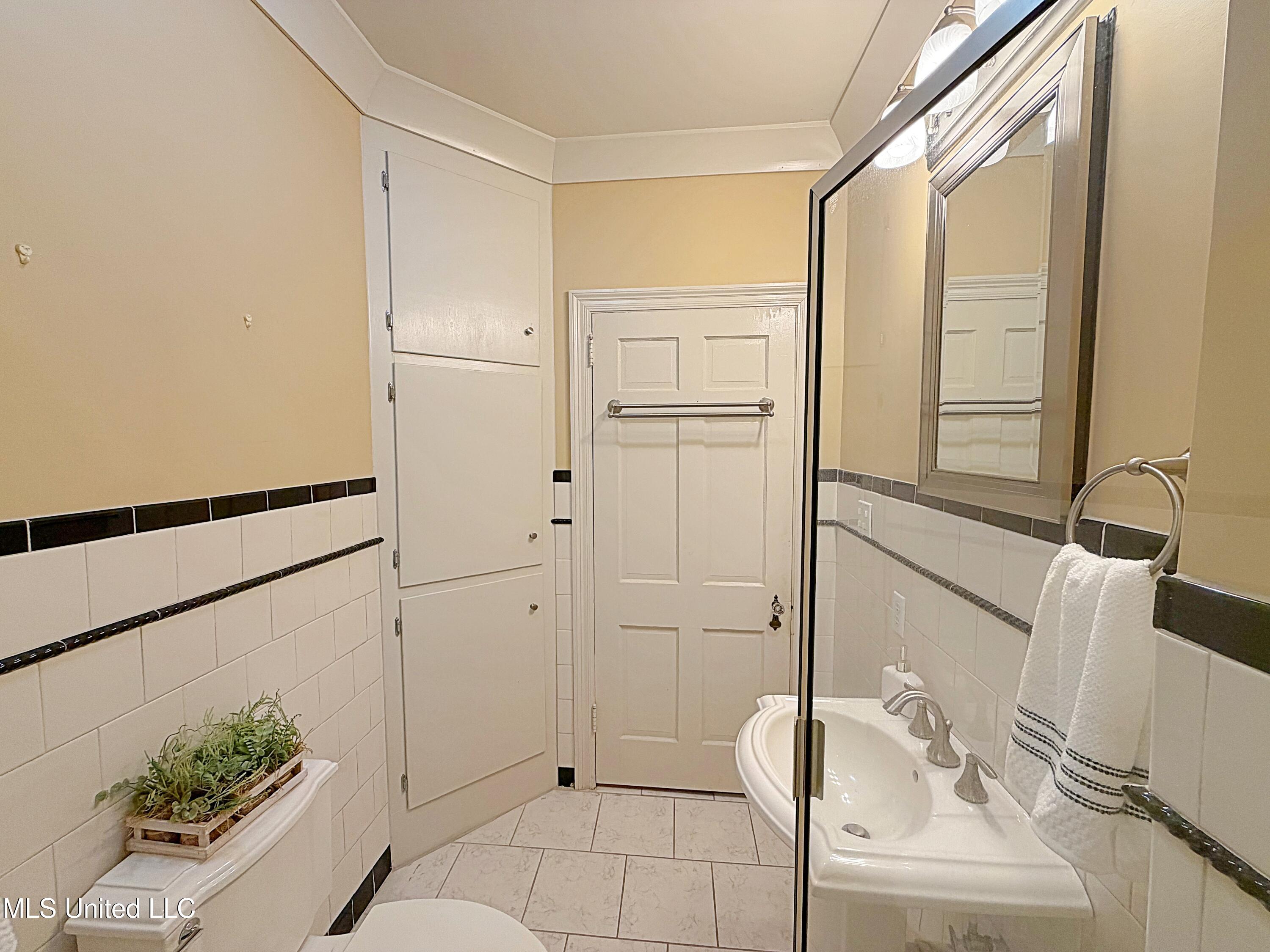 220 North Pearl Street Carthage, MS 39051 - Photo 15 of 33 Hall bath 2