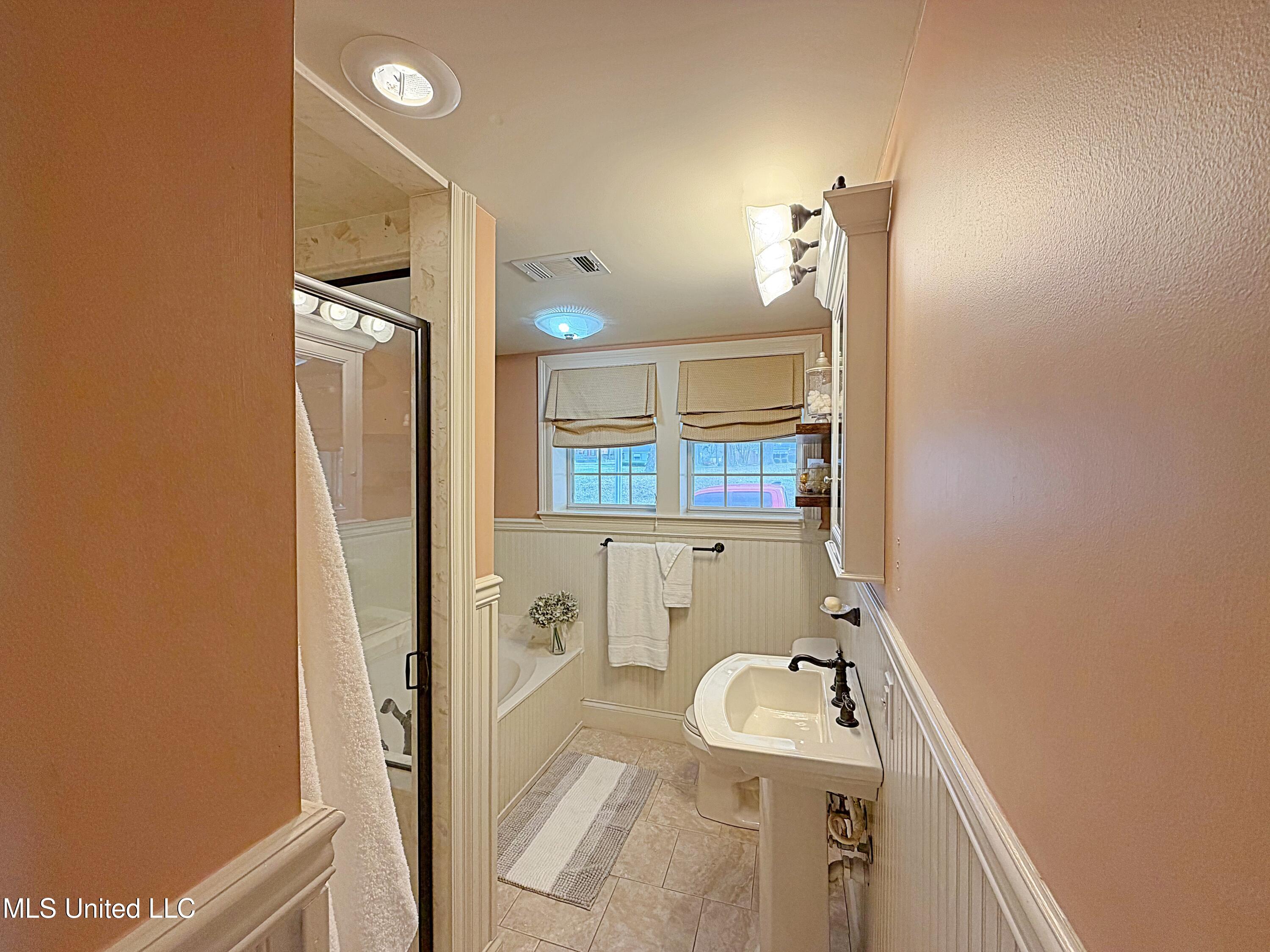 220 North Pearl Street Carthage, MS 39051 - Photo 21 of 33 Primary bathroom