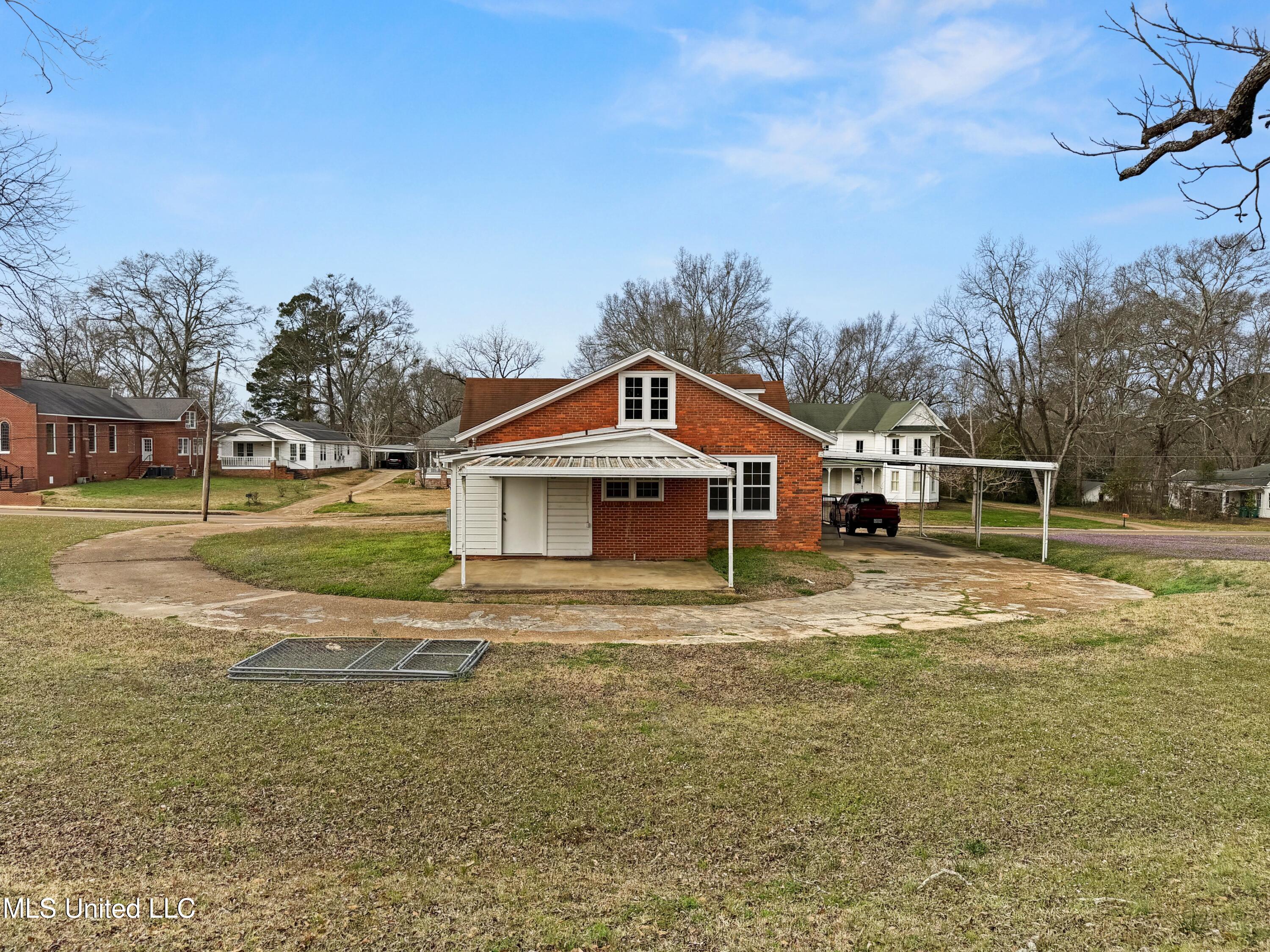 220 North Pearl Street Carthage, MS 39051 - Photo 33 of 33 Circle Driveway
