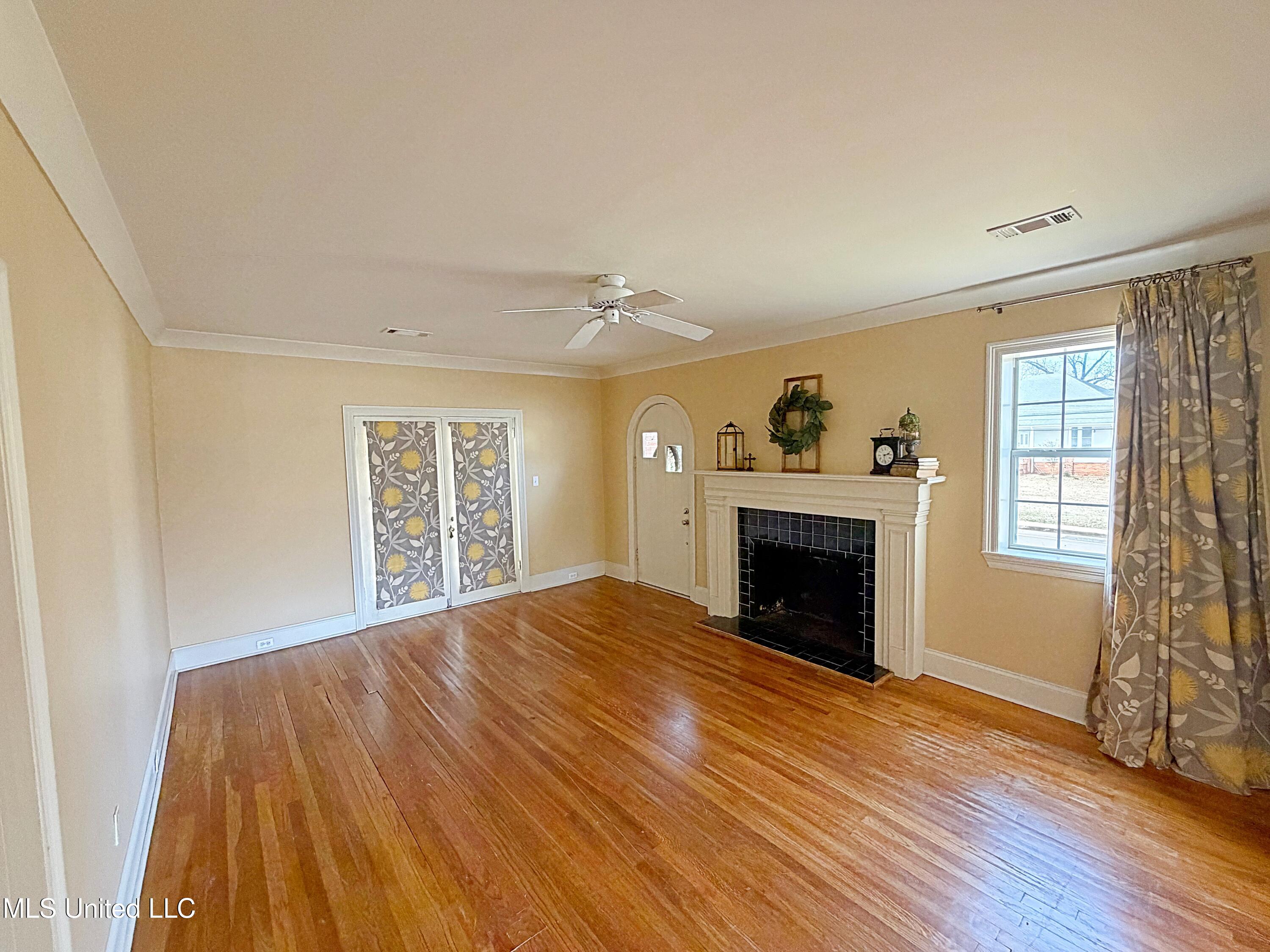 220 North Pearl Street Carthage, MS 39051 - Photo 6 of 33 Living room 2