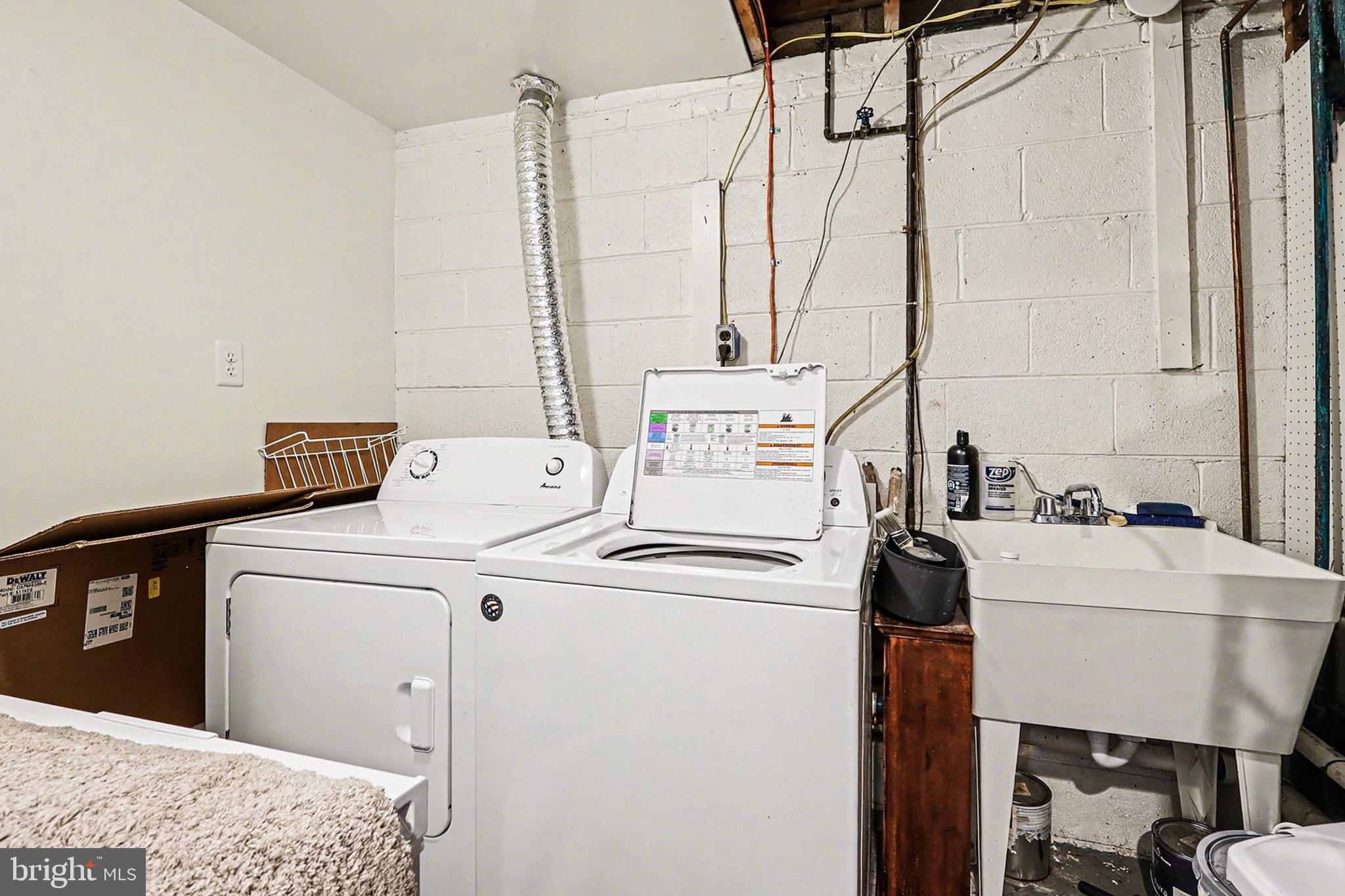 7112 Dalhouse Street Springfield, VA 22151 - Photo 22 of 25 a utility room with dryer and washer