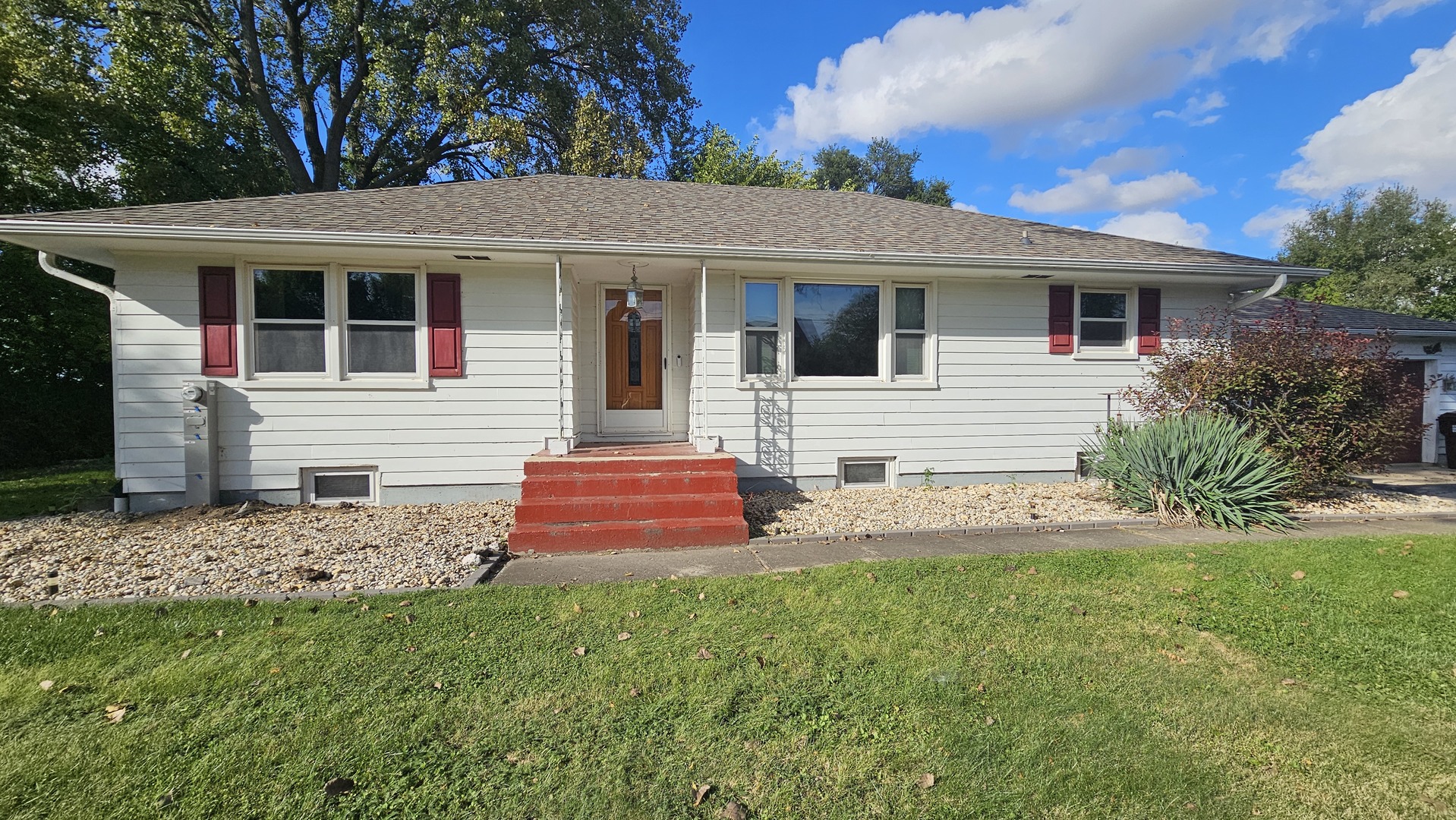 13658 East Flagg Road Rochelle, IL 61068 - Photo 3 of 65 a front view of a house with a yard