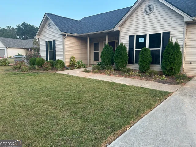 a view of a house with yard and plants