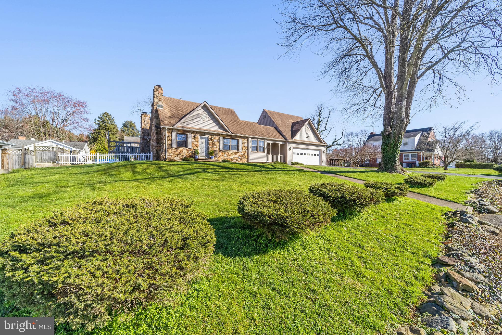 Big front yard w/numerous parking spaces in front
