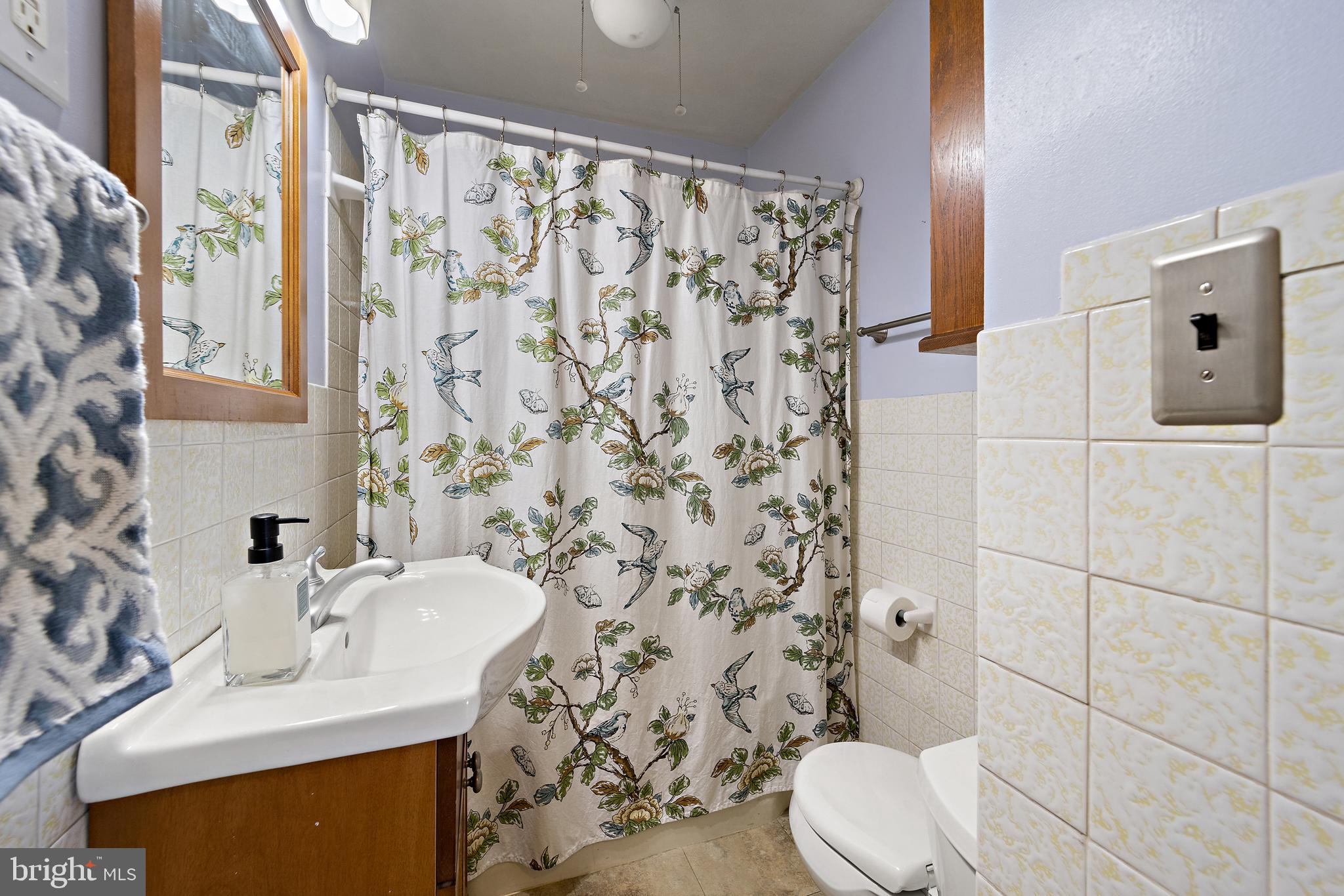 105 Moser Road Warrenton, VA 20186 - Photo 18 of 47 Main level bathroom