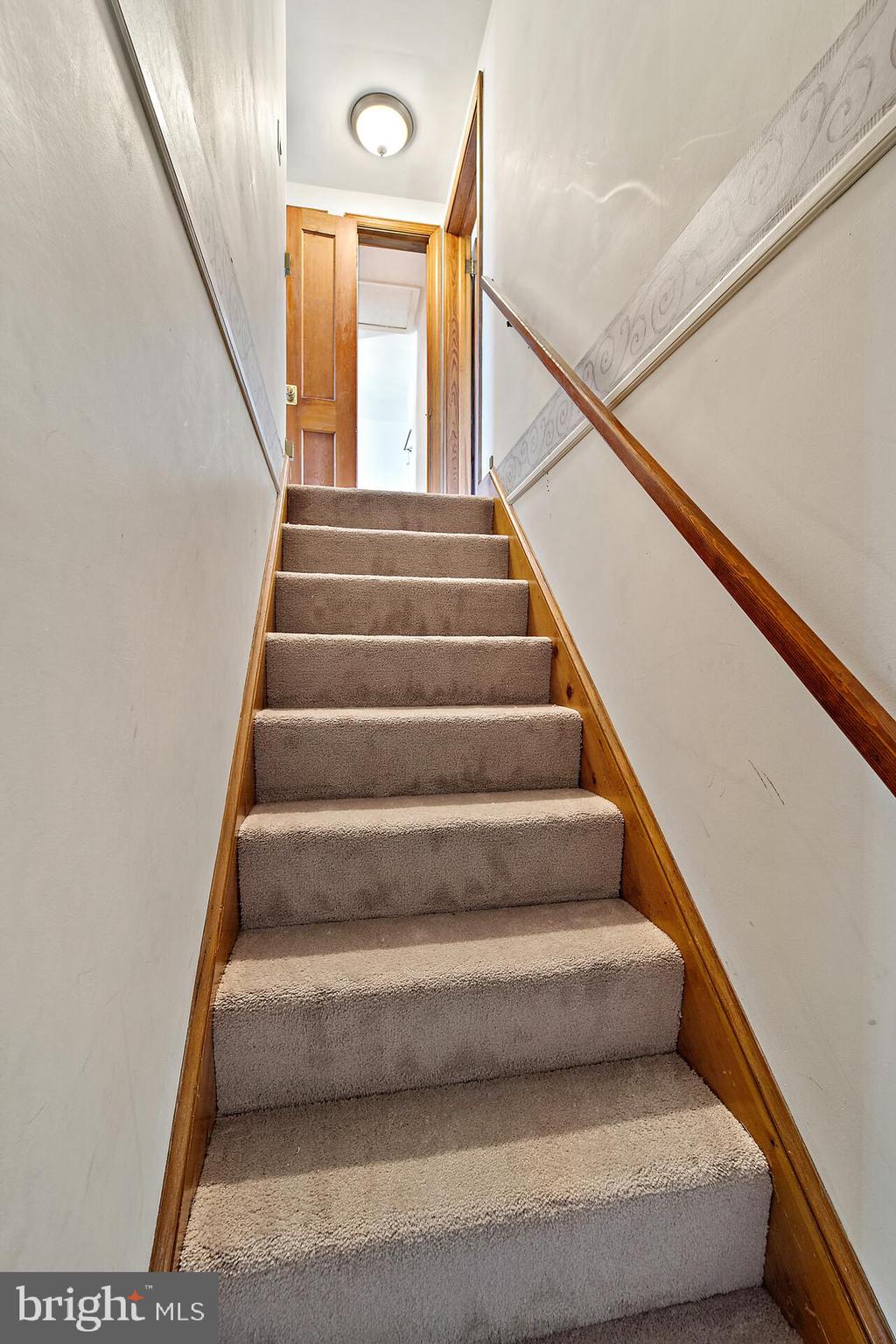 105 Moser Road Warrenton, VA 20186 - Photo 26 of 47 Stairs to upper level...
