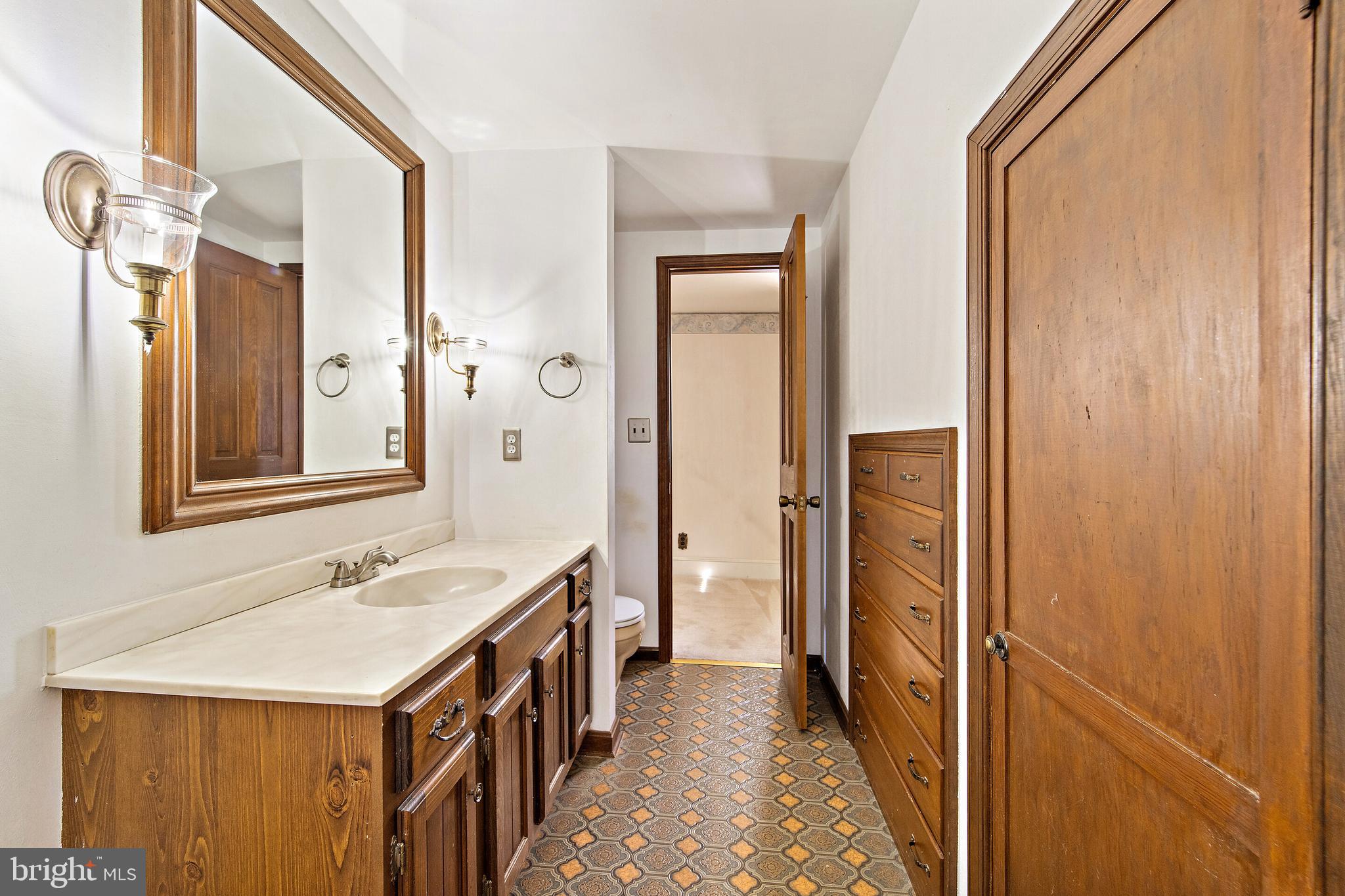 105 Moser Road Warrenton, VA 20186 - Photo 29 of 47 ...and Jack -n- Jill bathroom