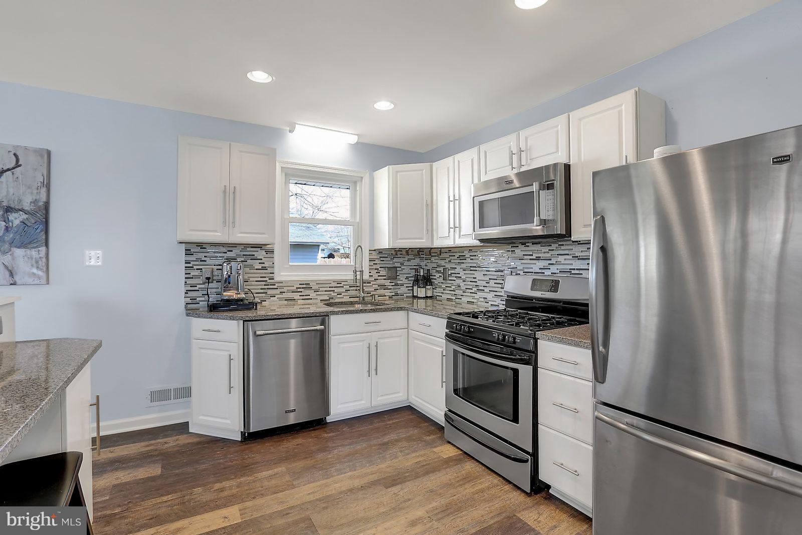 9 Bramleigh Road Lutherville-Timonium, MD 21093 - Photo 7 of 24 Modern beauty! Granite-glass tiled splash-New flr