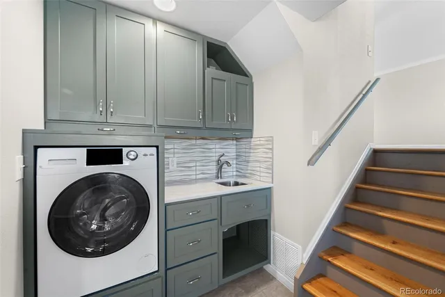 a view of entryway with washer and dryer