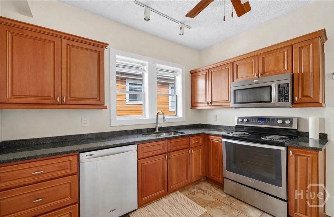 515 East Duffy Street Savannah, GA 31401 - Photo 19 of 60 Upper unit kitchen