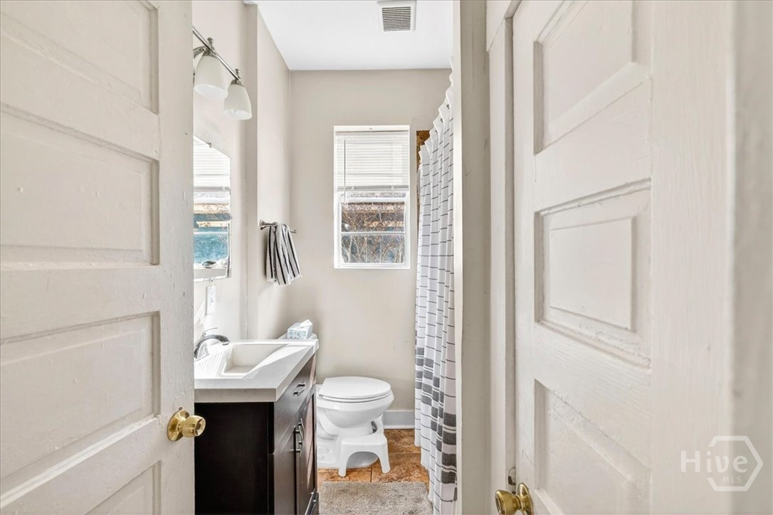 515 East Duffy Street Savannah, GA 31401 - Photo 24 of 60 Upper unit full bathroom