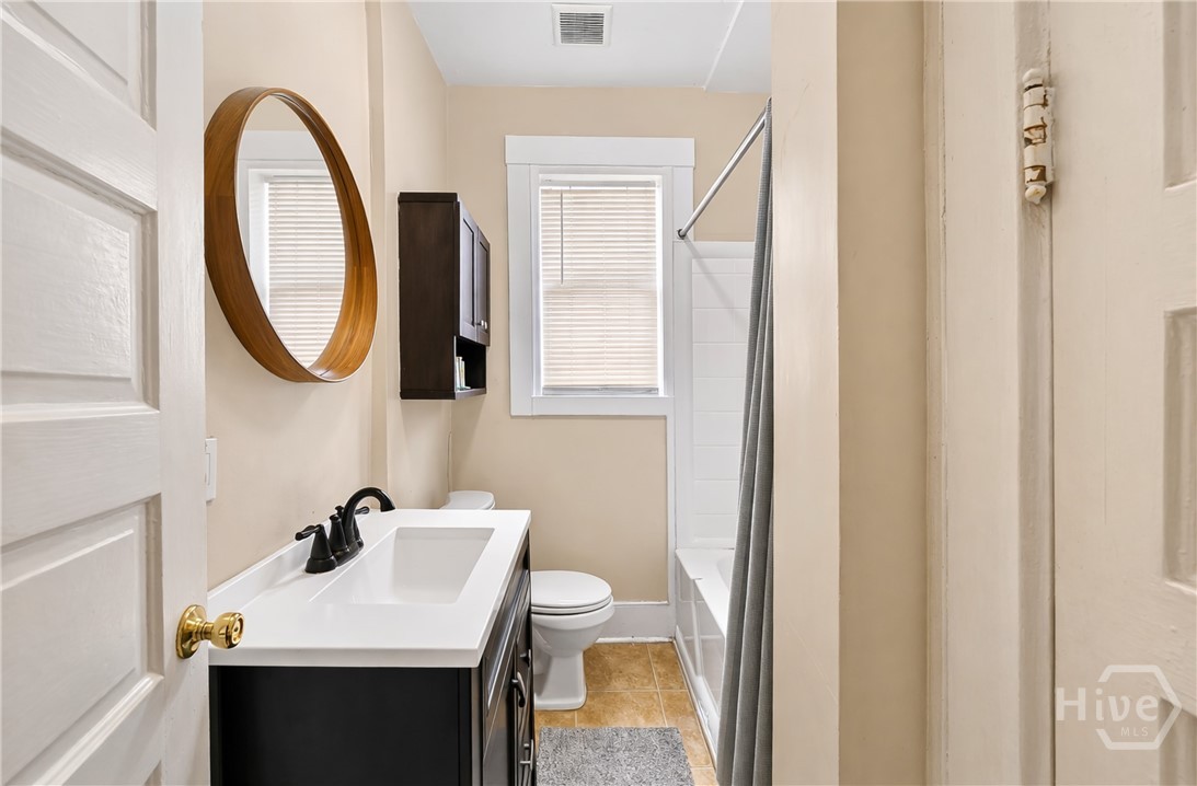515 East Duffy Street Savannah, GA 31401 - Photo 40 of 60 Lower unit full bathroom