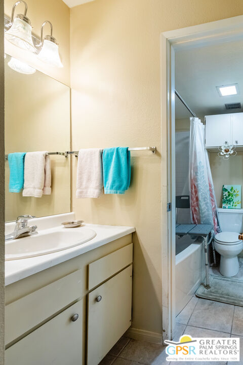 5300 East Waverly Drive, Unit C13 Palm Springs, CA 92264 - Photo 17 of 32 a bathroom with a sink and a mirror