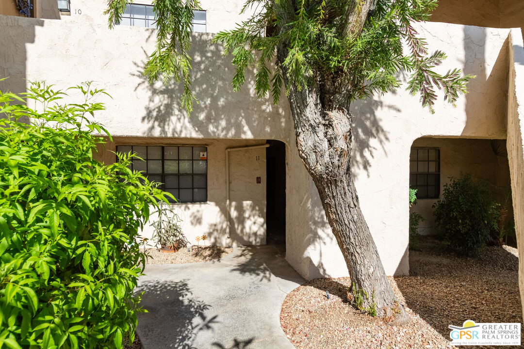 5300 East Waverly Drive, Unit C13 Palm Springs, CA 92264 - Photo 4 of 32 a view of a backyard of the house