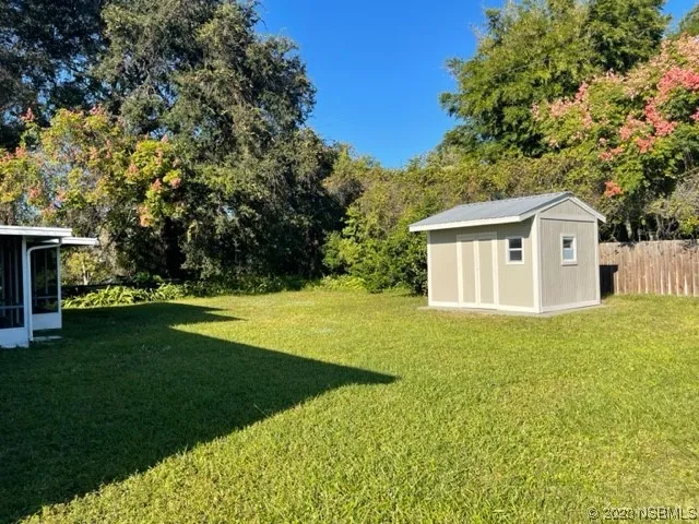 a view of a house with backyard and garden