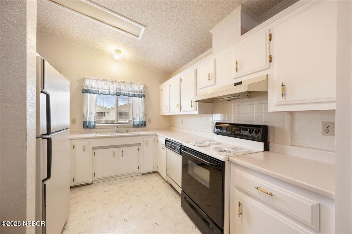 927 Vista Del Rio Santa Maria, CA 93458 - Photo 13 of 26 12-Kitchen