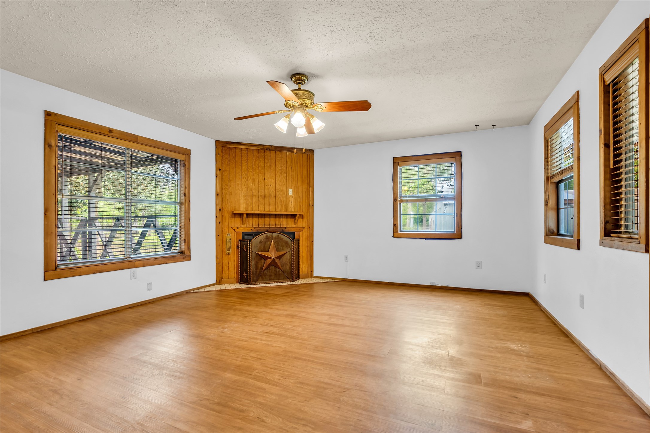 201 Magnolia Road Cleveland, TX 77328 - Photo 4 of 33