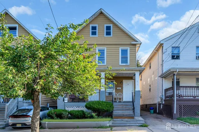 a view of a house with a yard