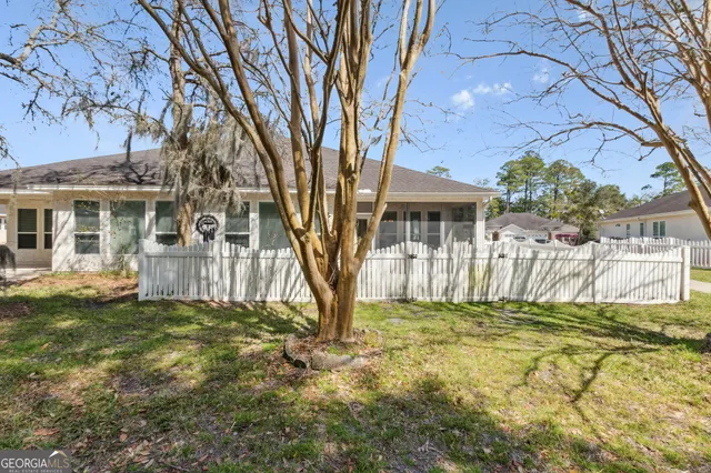 a view of front of a house with a yard
