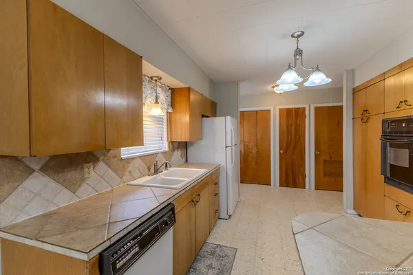 $219,500 | 717 Skylane Drive South, Uvalde, TX 78801