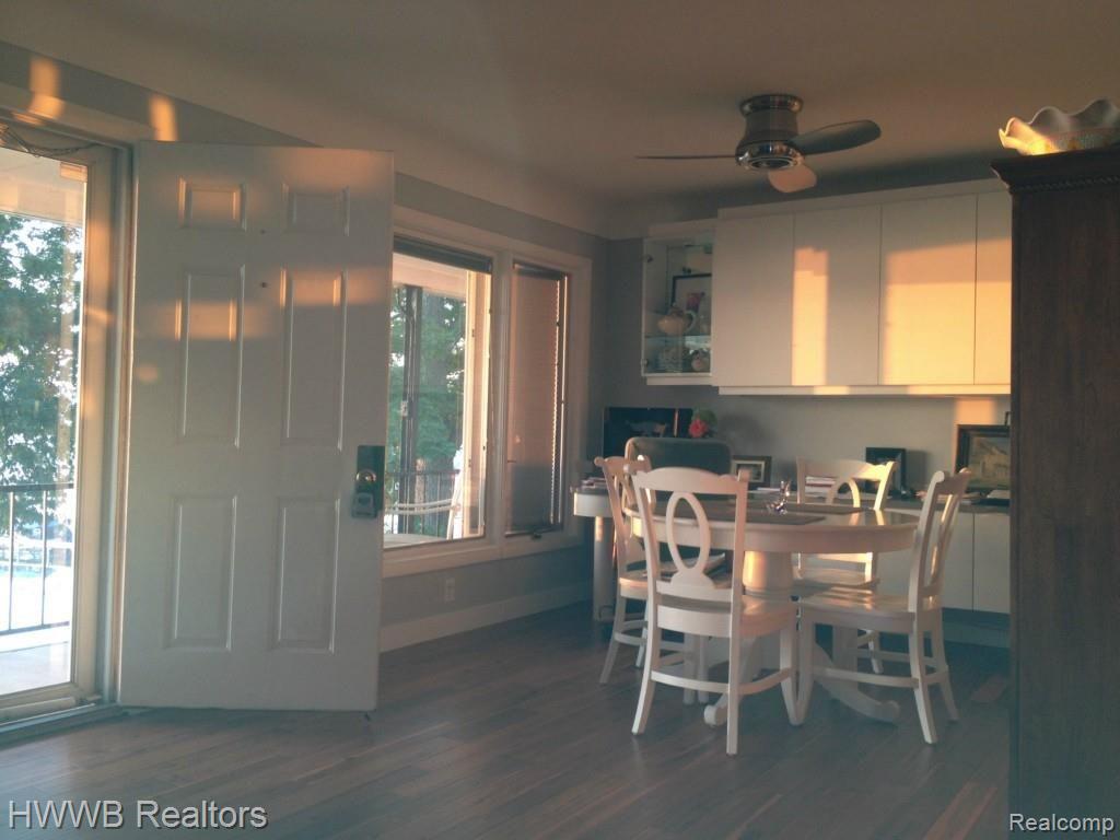 5375 Cooley Lake Road, Unit 5 Waterford, MI 48327 - Photo 6 of 8 Dinning Room W/Built In Desk Area