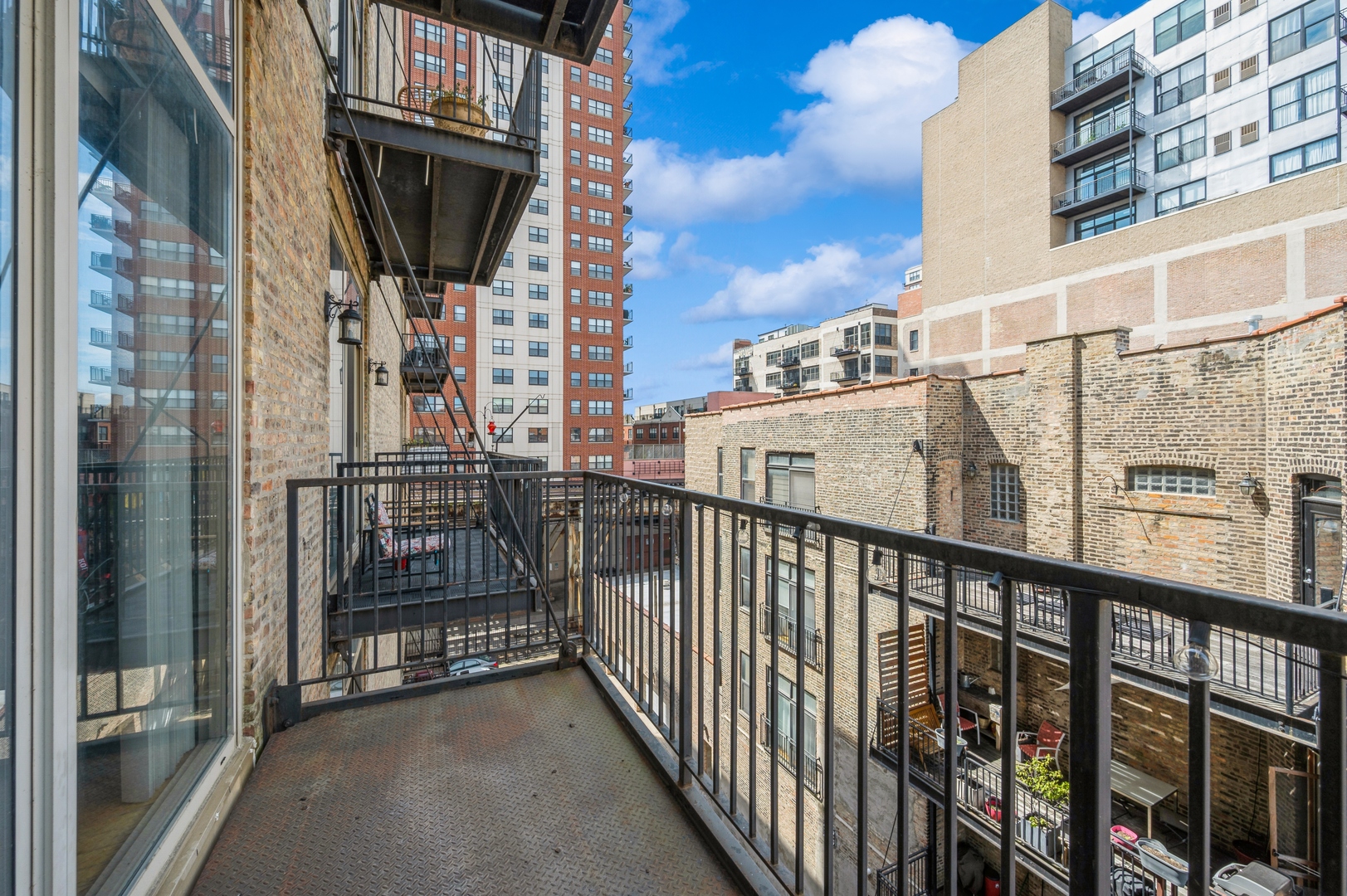 1528 South Wabash Avenue, Unit 405 Chicago, IL 60605 - Photo 9 of 10 a view of a balcony with city view
