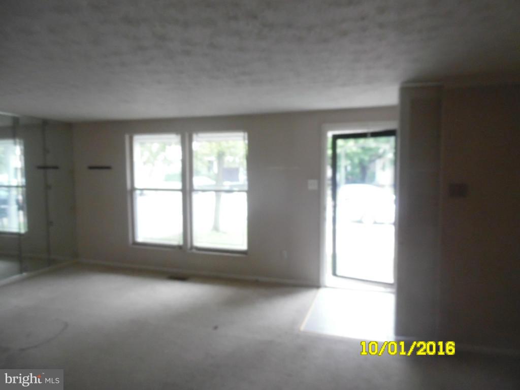 8528 Rhuddlan Road Baltimore, MD 21236 - Photo 2 of 18 Living Room