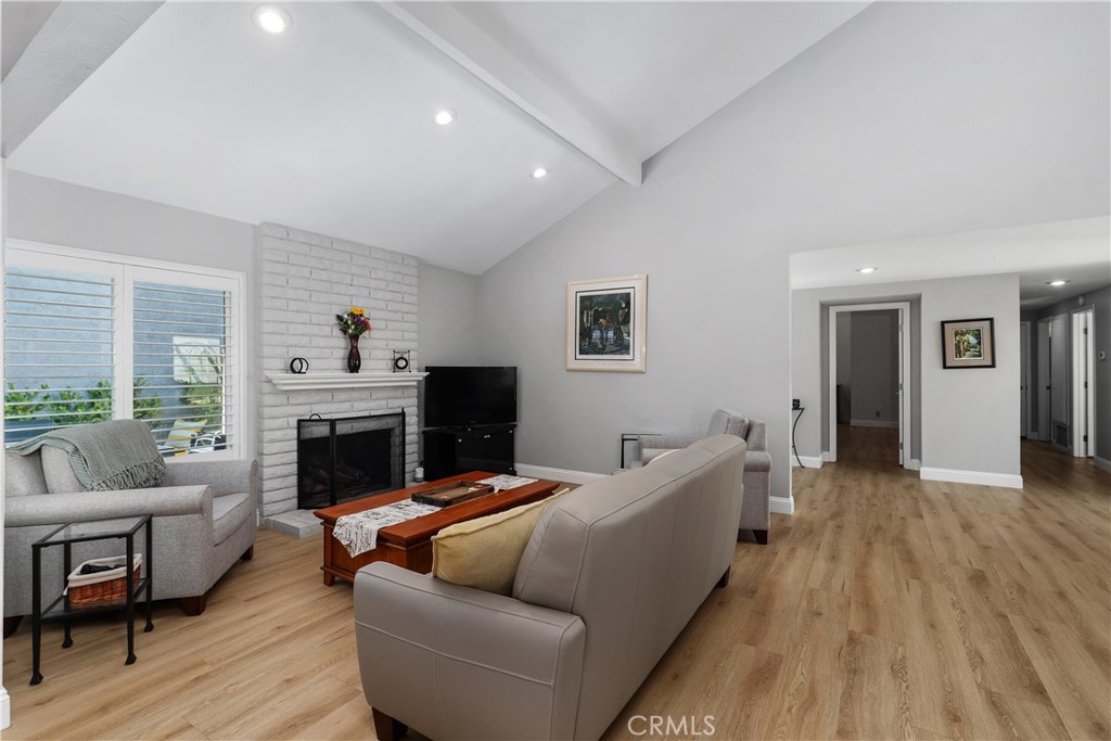 4 Redhawk Irvine, CA 92604 - Photo 4 of 32 Living Room