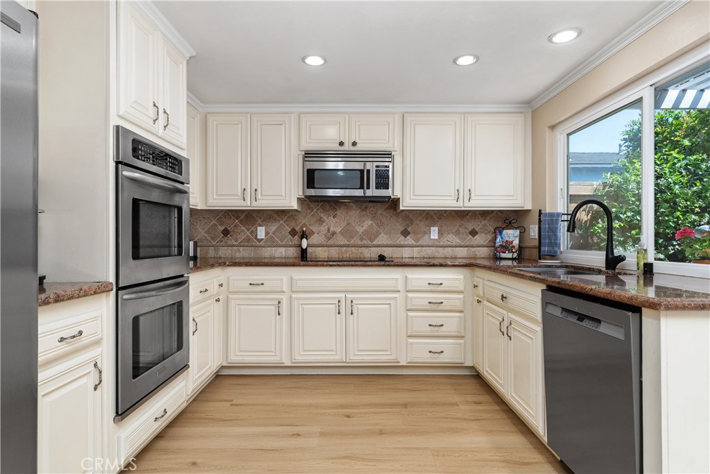 4 Redhawk Irvine, CA 92604 - Photo 6 of 32 Kitchen