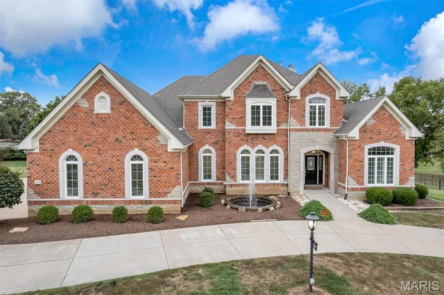 $1,695,000 | 327 Chasselle Lane, St. Louis, MO 63141