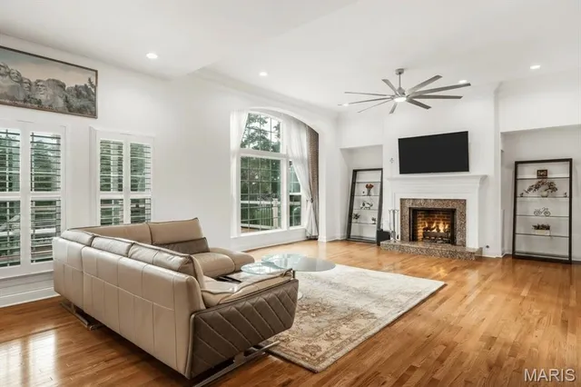 $1,695,000 | 327 Chasselle Lane, St. Louis, MO 63141