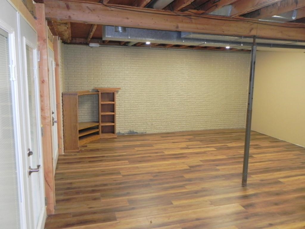980 Winborne Road Lake Summerset, IL 61019 - Photo 42 of 58 a view of an empty room with wooden floor and a window