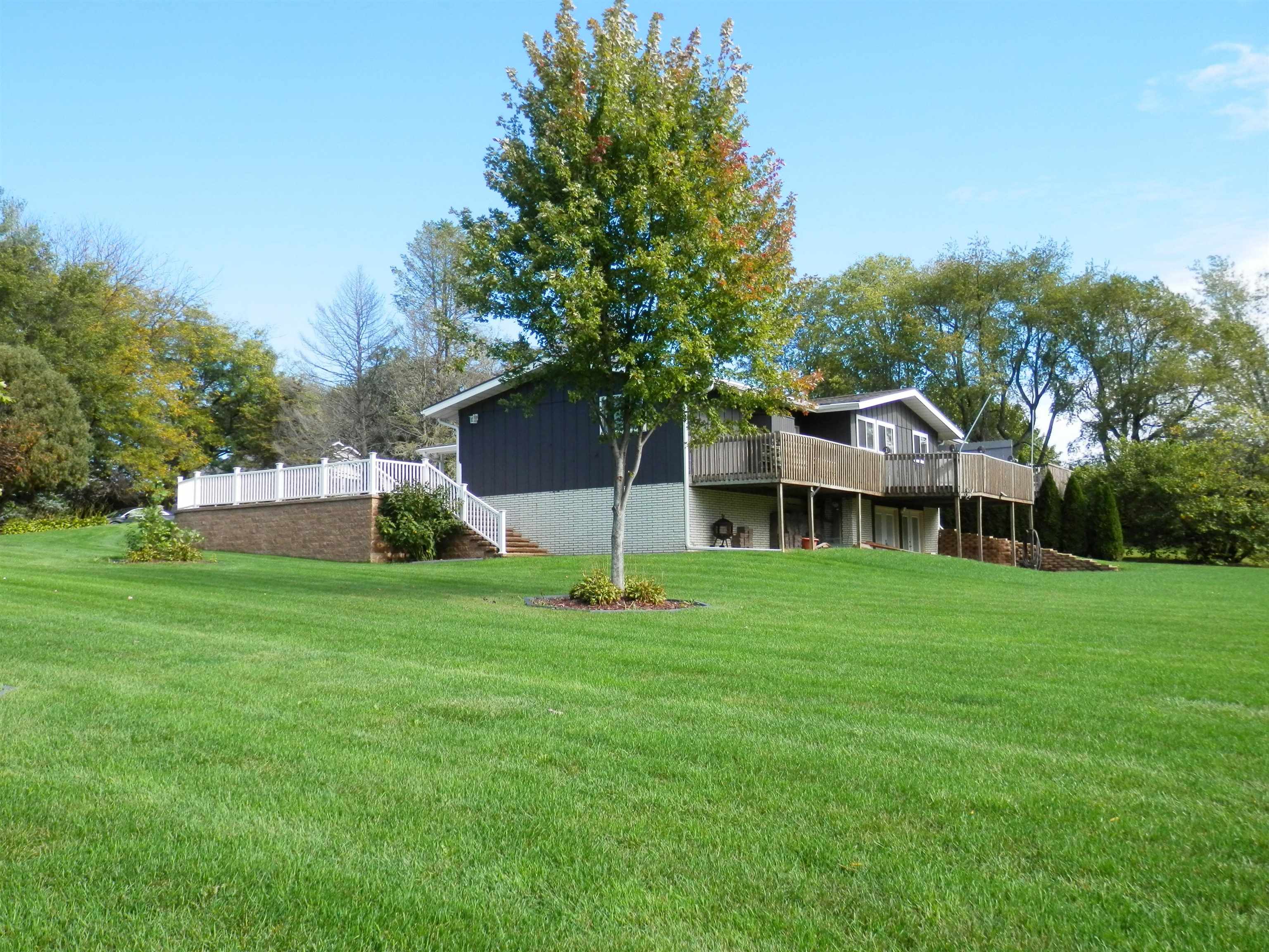 980 Winborne Road Lake Summerset, IL 61019 - Photo 5 of 58 a front view of a house with a garden