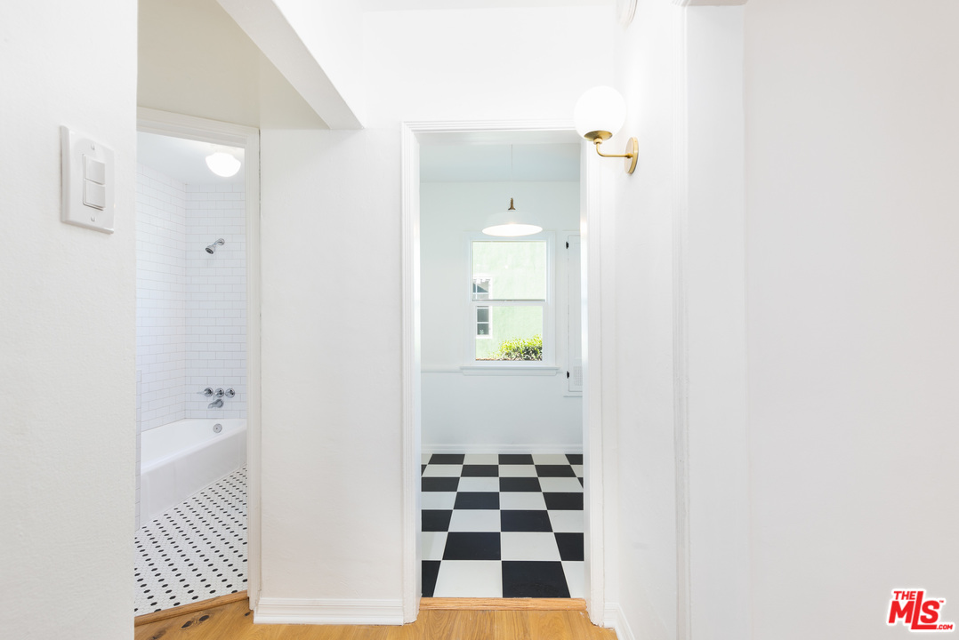 3036 Virginia Road, Unit 1 Los Angeles, CA 90016 - Photo 14 of 19 Gallery Image 14