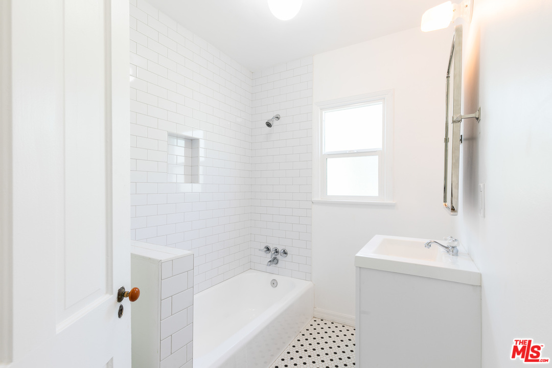 3036 Virginia Road, Unit 1 Los Angeles, CA 90016 - Photo 15 of 19 Gallery Image 15