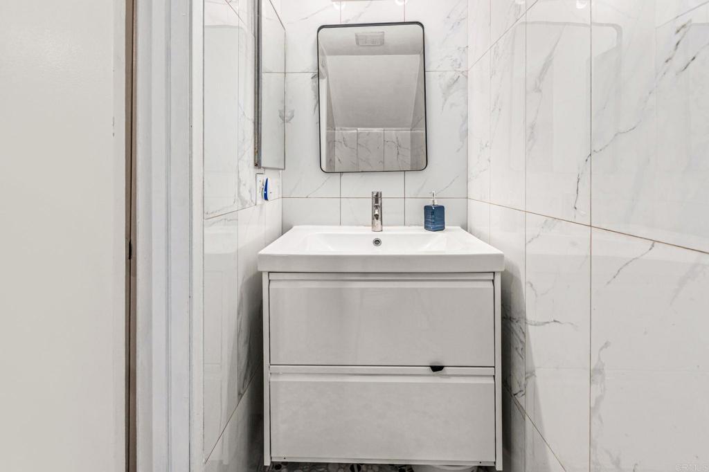 3446 Los Mochis Way Oceanside, CA 92056 - Photo 7 of 17 a utility room with dryer and washer