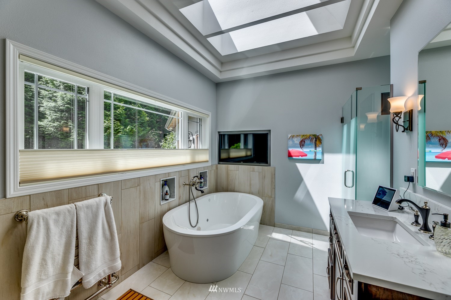 13819 3rd Drive Southeast Everett, WA 98208 - Photo 23 of 39 a bathroom with a sink and a bathtub