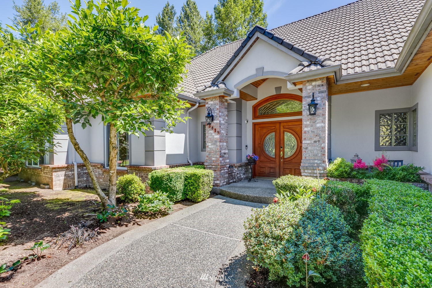 13819 3rd Drive Southeast Everett, WA 98208 - Photo 3 of 39 a front view of a house with garden