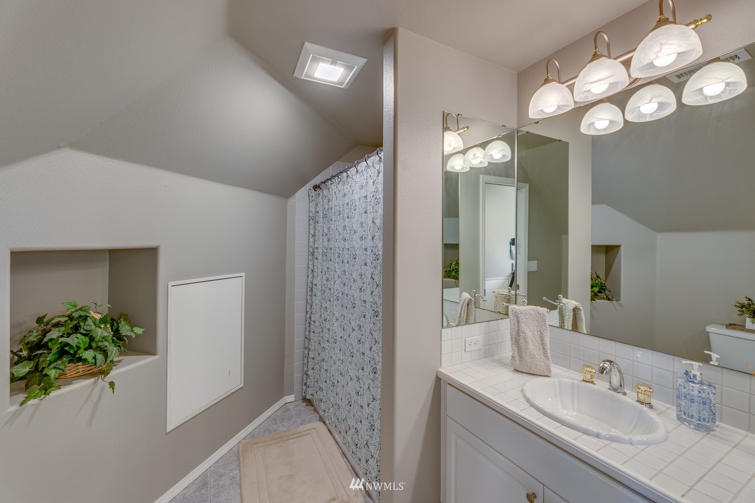 13819 3rd Drive Southeast Everett, WA 98208 - Photo 33 of 39 a bathroom with a sink a light fixture and a mirror