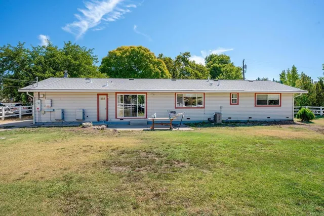 a view of a house with backyard and garden