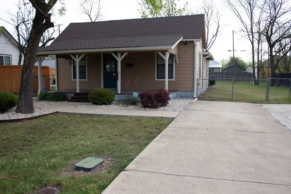 $1,600 | 208 Shaw Street, Taylor, TX 76574