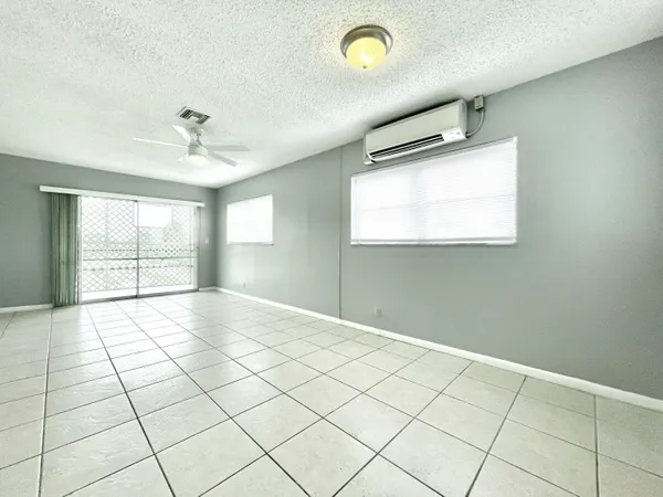 $1,500 | 1021 Crystal Lake Drive, Unit 315, Deerfield Beach, FL 33064