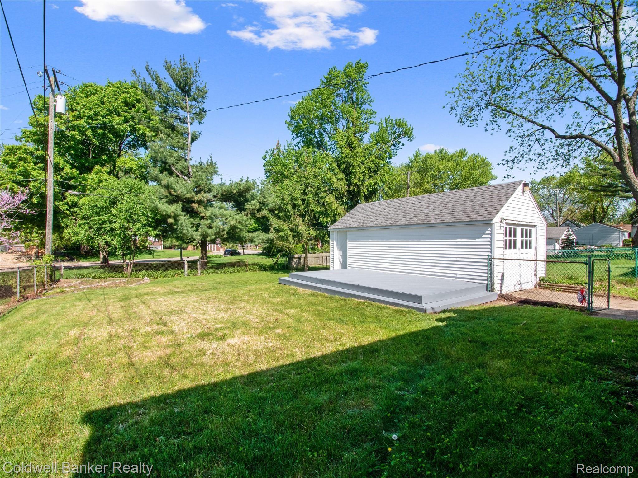 210 Linden Road Pontiac, MI 48341 - Photo 14 of 20 Spacious backyard