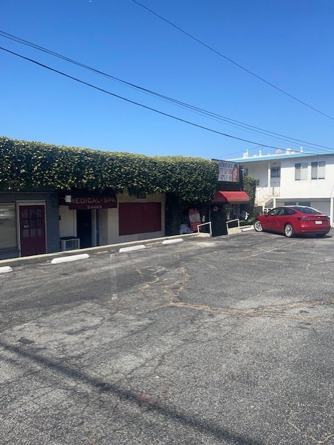24460 Hawthorne Boulevard Torrance, CA 90505 - Photo 2 of 6 a view of a car garage