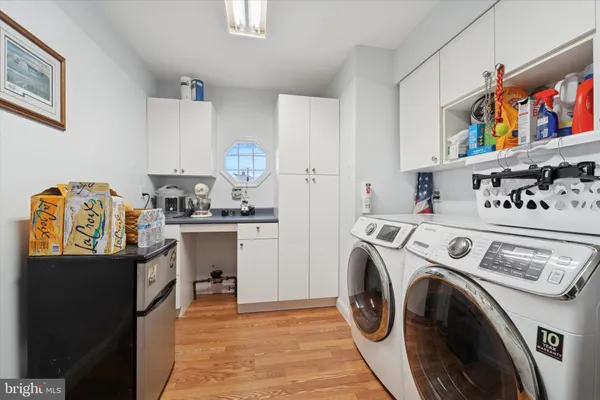 a view of kitchen with washer and dryer