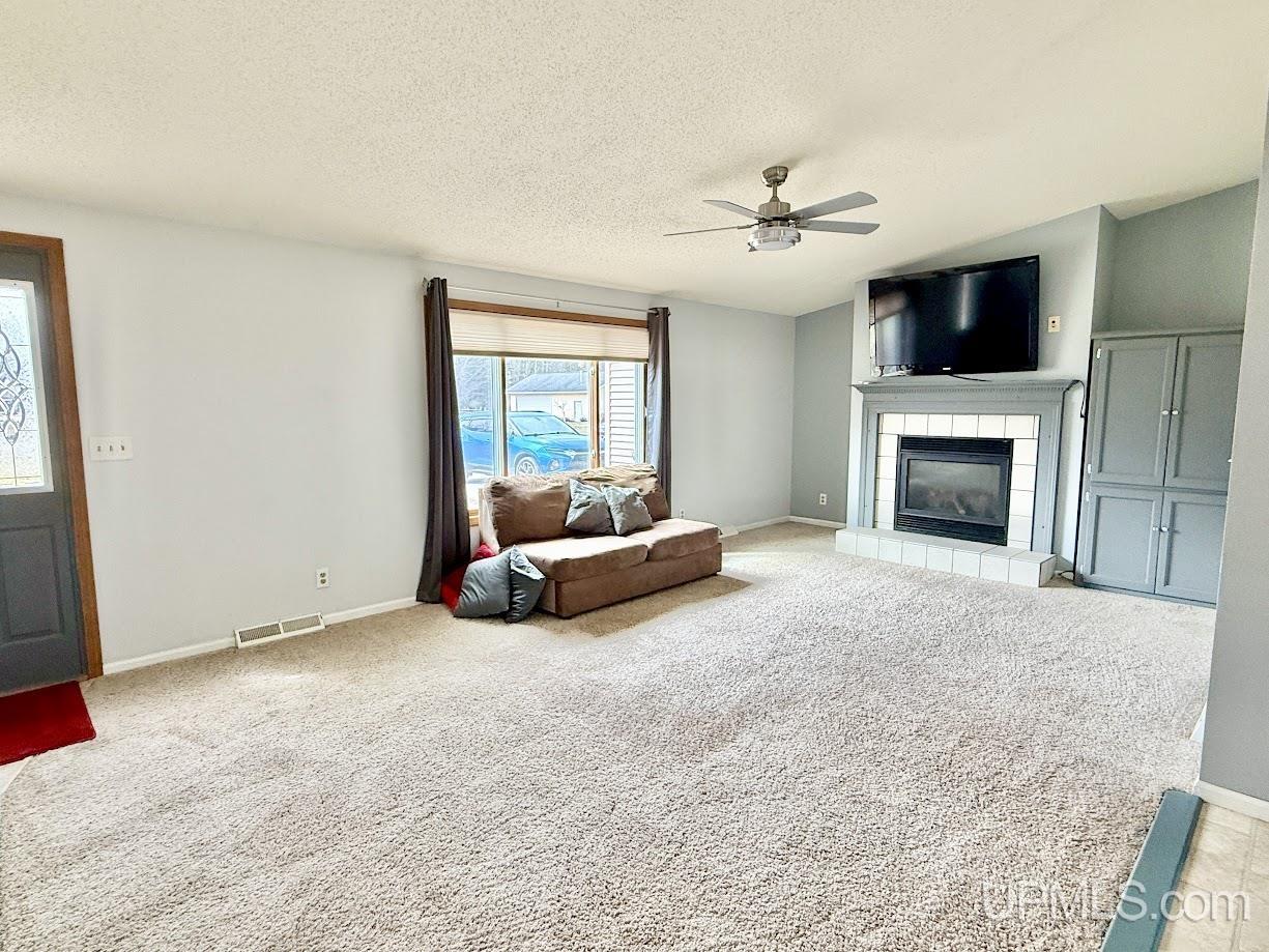 6820 Charles Place Escanaba, MI 49829 - Photo 9 of 27