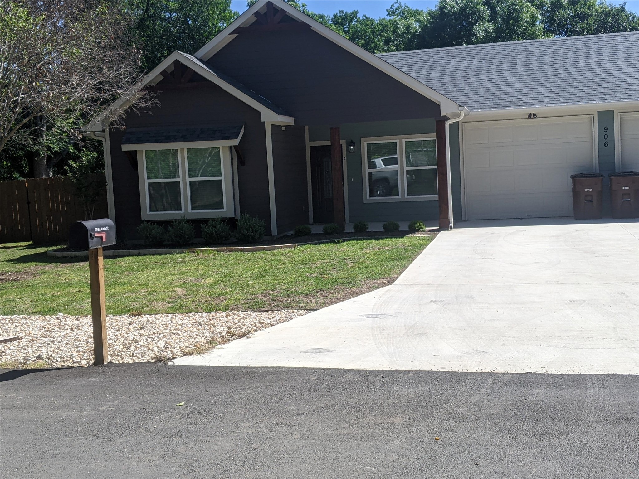 Ranch-style house with concrete driveway, attached 1 car garage