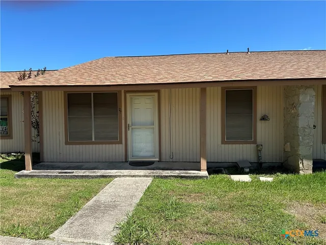 $1,200 | 1051 Country Club Drive, Unit 27, Seguin, TX 78155
