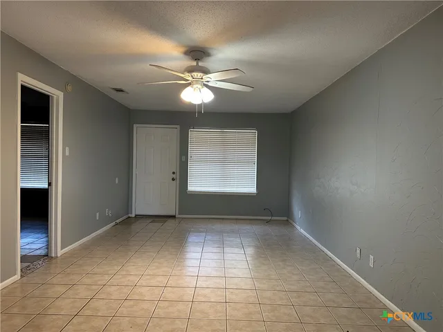 $1,200 | 1051 Country Club Drive, Unit 27, Seguin, TX 78155