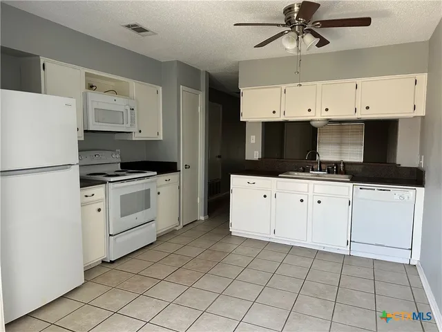 $1,200 | 1051 Country Club Drive, Unit 27, Seguin, TX 78155